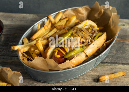 Style chicago maison saucisse polonaise avec la moutarde Oignon et poivrons Banque D'Images