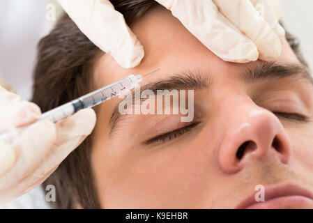 Jeune homme ayant un traitement au Botox beauty clinic Banque D'Images