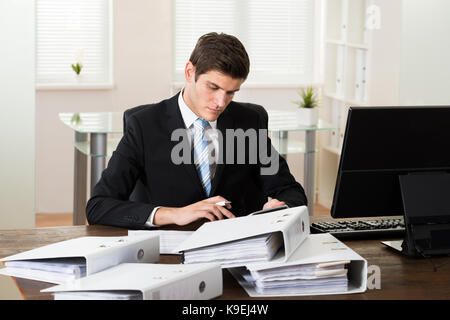 Young businessman faisant office de comptabilité Banque D'Images