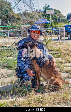 La Garde côtière Philippine Division K-9 de chien et son chien Malinois belge à Puerto Princesa, l'île de Palawan, Philippines. Banque D'Images