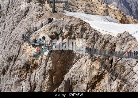 Ramsau am dachstein, Autriche - août 17 : les touristes à pied sur le pont suspendu le plus austrias dachstein suspension bridge le 17 août 2017 dans ra Banque D'Images
