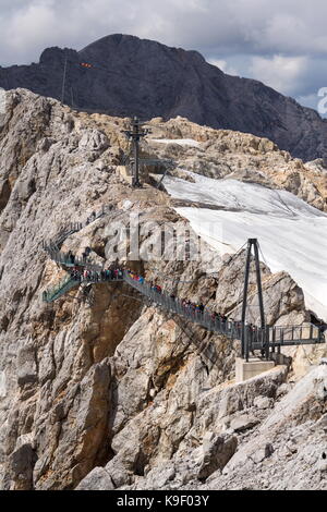 Ramsau am dachstein, Autriche - août 17 : les touristes à pied sur le pont suspendu le plus austrias dachstein suspension bridge le 17 août 2017 dans ra Banque D'Images