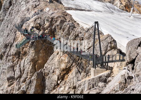 Ramsau am dachstein, Autriche - août 17 : les touristes à pied sur le pont suspendu le plus austrias dachstein suspension bridge le 17 août 2017 dans ra Banque D'Images