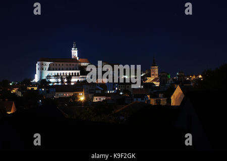 Mikulov de nuit - vue de la colline de saint sur les toits de la ville et colline illuminée du château - Moravy, République Tchèque Banque D'Images