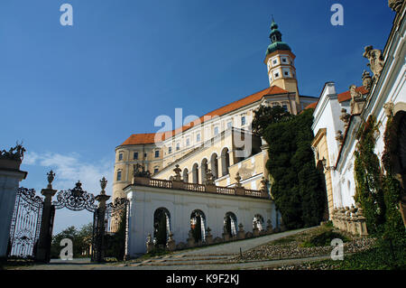 Château et porte du château (entrée) sur la colline de Mikulov, ville médiévale de Moravie, République tchèque Banque D'Images