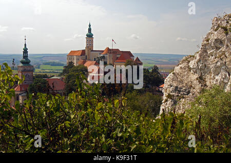 Colline du château de la ville médiévale de Mikulov entourée d'arbres et de rochers, Moravie, République tchèque Banque D'Images