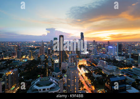 Immeuble moderne dans le quartier des affaires de Bangkok à Bangkok city skyline, au crépuscule, avec la Thaïlande. Banque D'Images