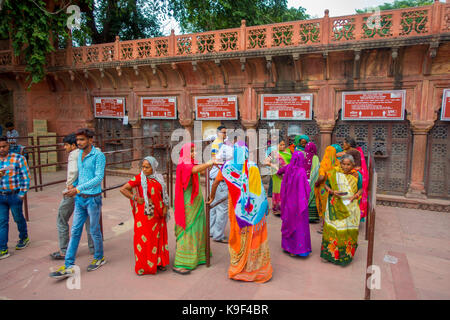 Agra, Inde - le 19 septembre 2017 : personnes non identifiées à la ligne l'achat de billets d'entrée pour le Taj Mahal dans la ville d'agra en Inde. Banque D'Images