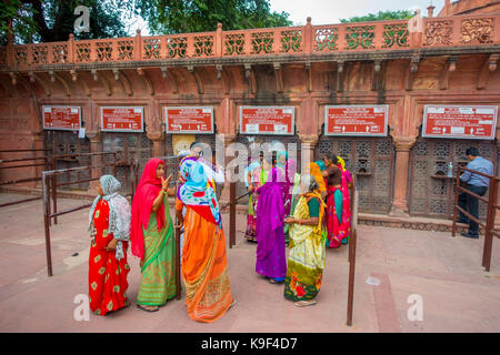 Agra, Inde - le 19 septembre 2017 : personnes non identifiées à la ligne l'achat de billets d'entrée pour le Taj Mahal dans la ville d'agra en Inde. Banque D'Images