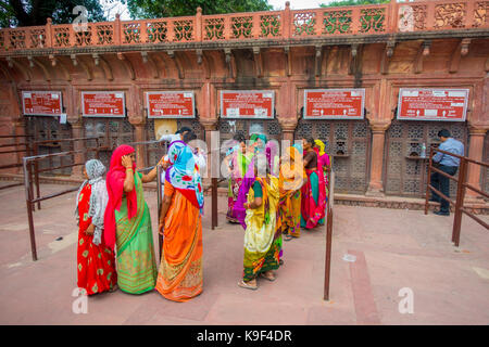 Agra, Inde - le 19 septembre 2017 : personnes non identifiées à la ligne l'achat de billets d'entrée pour le Taj Mahal dans la ville d'agra en Inde. Banque D'Images