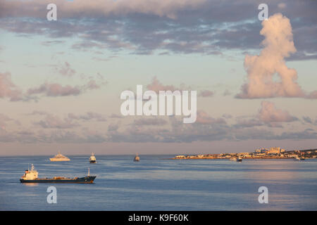 Philipsburg, Saint Martin. Approche de l'île, au petit matin. Banque D'Images