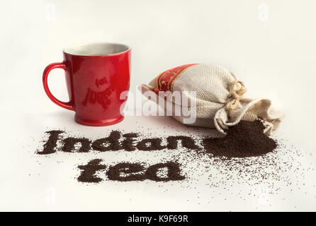 Le célèbre thé indien sur fond blanc dans une tasse de thé noir dans le sac et sur un tableau blanc. Banque D'Images