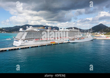 Philipsburg, Saint Martin. Norwegian Breakaway de croisière le long de la jetée. Pour un usage éditorial uniquement. Banque D'Images