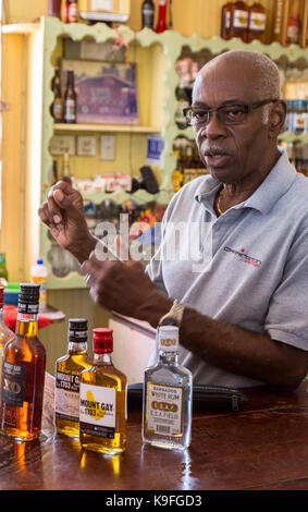 La Barbade. Bethsabée Beachside Bar servant des boissons et des rafraîchissements au rhum. Barbade Man. Pour un usage éditorial uniquement. Banque D'Images