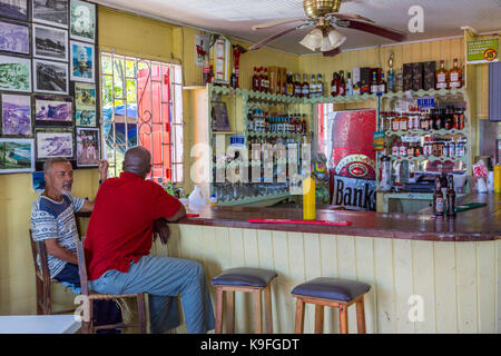 La Barbade. Les clients d'un bar servant de la plage de Bathsheba Rum Punch Boissons et rafraîchissements. Pour un usage éditorial uniquement. Banque D'Images