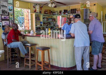 La Barbade. Les clients d'un bar servant de la plage de Bathsheba Rum Punch Boissons et rafraîchissements. Pour un usage éditorial uniquement. Banque D'Images