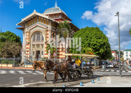 Fort-de-France, Martinique. Les touristes en passant le chariot Victor Schoelcher Library Museum, style architectural roman. Banque D'Images