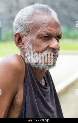 Fort-de-France, Martinique. Un homme âgé se reposant sur un banc de parc. Banque D'Images