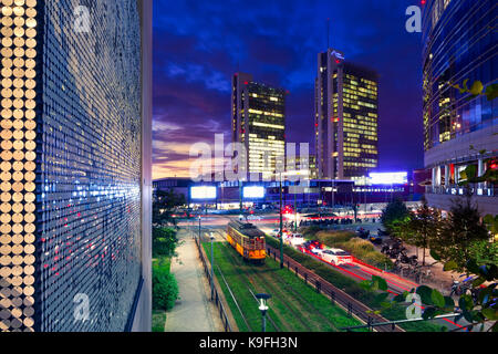 MILAN, ITALIE - 19 septembre 2017 : Milan vue de la nuit de la nouvelle tour d'Unicredit et Piazza Gae Aulenti Banque D'Images