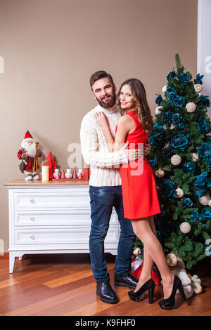 Tiré d'un jeune couple heureux en amour célébrer Noël. Jours fériés et célébration concept. Banque D'Images