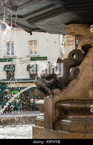 Un détail de la fontaine en place général de Gaulle, Cherbourg, France. Banque D'Images