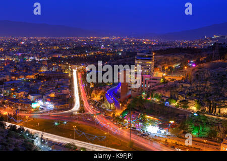 La province du Fars, Shiraz, Iran - 18 avril, 2017 : panorama de la ville de nuit, le trafic à la nuit tombante. Banque D'Images