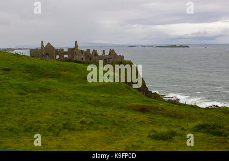 Les ruines historiques du château de Dunluce près des moulins à Bushmills sur la côte nord de l'Antrim en Irlande du Nord sont souvent utilisées comme lieu de tournage dans des drames d'époque Banque D'Images