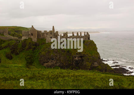 Les ruines historiques du château de Dunluce près des moulins à Bushmills sur la côte nord de l'Antrim en Irlande du Nord sont souvent utilisées comme lieu de tournage dans des drames d'époque Banque D'Images