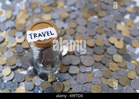 Pièces de monnaie dans un bocal de verre avec note écrite ' '. .D'économiser de l'argent pour des vacances. La sauvegarde de la monnaie de la Malaisie. Banque D'Images