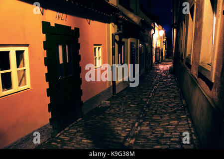 Ruelle d'or (Zlatá ulička, golden street) - rue médiévale du château de Prague (Prague), la République tchèque, à laquelle achemists a essayé de créer de l'or Banque D'Images