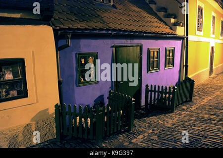 Ruelle d'or (Zlatá ulička, golden street) - rue médiévale du château de Prague (Prague), la République tchèque, à laquelle achemists a essayé de créer de l'or Banque D'Images