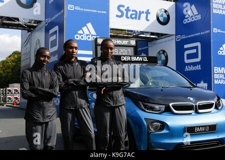 Berlin, Allemagne. 22 sep, 2017. valary aiyabei du Kenya, Gladys cherono du Kenya et d'Ethiopie beriso amane poser pour les caméras sur la ligne de départ. l'avant-coureurs, garçons et filles, pour le 44e marathon de Berlin bmw ainsi que deux records du monde Guinness à l'investiture ont posé pour les caméras sur la ligne de départ du marathon. crédit : michael debets/pacific press/Alamy live news Banque D'Images