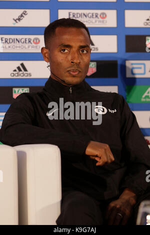 Berlin, Allemagne. 22 sep, 2017. Kenenisa Bekele est représenté à la conférence de presse. Les trois principaux concurrents coureurs au 44e marathon de Berlin bmw, eliud kipchoge du Kenya, d'Ethiopie Kenenisa Bekele et wilson kipsang du Kenya ainsi un coureur allemand philipp pflieger, ont été présentés lors d'une conférence de presse deux jours avant le marathon. crédit : michael debets/pacific press/Alamy live news Banque D'Images