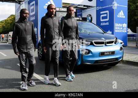 Berlin, Allemagne. 22 sep, 2017. valary aiyabei du Kenya, Gladys cherono du Kenya et d'Ethiopie beriso amane poser pour les caméras sur la ligne de départ. l'avant-coureurs, garçons et filles, pour le 44e marathon de Berlin bmw ainsi que deux records du monde Guinness à l'investiture ont posé pour les caméras sur la ligne de départ du marathon. crédit : michael debets/pacific press/Alamy live news Banque D'Images