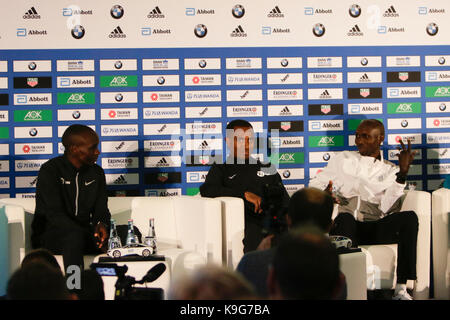 Berlin, Allemagne. 22 sep, 2017. eliud kipchoge, Kenenisa Bekele et wilson kipsang sont de gauche à droite à la conférence de presse. Les trois principaux concurrents coureurs au 44e marathon de Berlin bmw, eliud kipchoge du Kenya, d'Ethiopie Kenenisa Bekele et wilson kipsang du Kenya ainsi un coureur allemand philipp pflieger, ont été présentés lors d'une conférence de presse deux jours avant le marathon. crédit : michael debets/pacific press/Alamy live news Banque D'Images