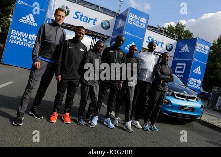 Berlin, Allemagne. 22 sep, 2017. philipp pfleger de Allemagne, Kenenisa Bekele de l'Ethiopie, du Kenya, de l'aiyabei valary eliud kipchoge du Kenya, Gladys cherono du Kenya, Wilson kipsang du Kenya et d'Ethiopie beriso amane poser pour les caméras sur la ligne de départ. l'avant-coureurs, garçons et filles, pour le 44e marathon de Berlin bmw ainsi que deux records du monde Guinness à l'investiture ont posé pour les caméras sur la ligne de départ du marathon. crédit : michael debets/pacific press/Alamy live news Banque D'Images