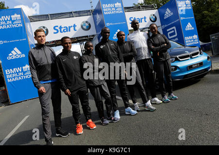 Berlin, Allemagne. 22 sep, 2017. philipp pfleger de Allemagne, Kenenisa Bekele de l'Ethiopie, du Kenya, de l'aiyabei valary eliud kipchoge du Kenya, Gladys cherono du Kenya, Wilson kipsang du Kenya et d'Ethiopie beriso amane poser pour les caméras sur la ligne de départ. l'avant-coureurs, garçons et filles, pour le 44e marathon de Berlin bmw ainsi que deux records du monde Guinness à l'investiture ont posé pour les caméras sur la ligne de départ du marathon. crédit : michael debets/pacific press/Alamy live news Banque D'Images