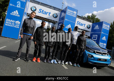 Berlin, Allemagne. 22 sep, 2017. philipp pfleger de Allemagne, Kenenisa Bekele de l'Ethiopie, du Kenya, de l'aiyabei valary eliud kipchoge du Kenya, Gladys cherono du Kenya, Wilson kipsang du Kenya et d'Ethiopie beriso amane poser pour les caméras sur la ligne de départ. l'avant-coureurs, garçons et filles, pour le 44e marathon de Berlin bmw ainsi que deux records du monde Guinness à l'investiture ont posé pour les caméras sur la ligne de départ du marathon. crédit : michael debets/pacific press/Alamy live news Banque D'Images