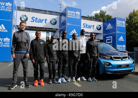 Berlin, Allemagne. 22 sep, 2017. philipp pfleger de Allemagne, Kenenisa Bekele de l'Ethiopie, du Kenya, de l'aiyabei valary eliud kipchoge du Kenya, Gladys cherono du Kenya, Wilson kipsang du Kenya et d'Ethiopie beriso amane poser pour les caméras sur la ligne de départ. l'avant-coureurs, garçons et filles, pour le 44e marathon de Berlin bmw ainsi que deux records du monde Guinness à l'investiture ont posé pour les caméras sur la ligne de départ du marathon. crédit : michael debets/pacific press/Alamy live news Banque D'Images