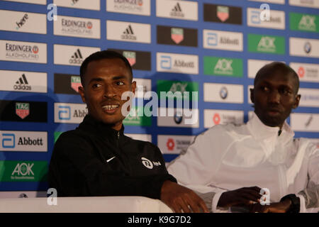 Berlin, Allemagne. 22 sep, 2017. Kenenisa Bekele (à gauche) et wilson kipsang (à droite sont représentés à la conférence de presse. Les trois principaux concurrents coureurs au 44e marathon de Berlin bmw, eliud kipchoge du Kenya, d'Ethiopie Kenenisa Bekele et wilson kipsang du Kenya ainsi un coureur allemand philipp pflieger, ont été présentés lors d'une conférence de presse deux jours avant le marathon. crédit : michael debets/pacific press/Alamy live news Banque D'Images