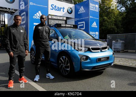 Berlin, Allemagne. 22 sep, 2017. Kenenisa Bekele d'Ethiopie et Kenya eliud kipchoge de poser pour les caméras sur la ligne de départ. l'avant-coureurs, garçons et filles, pour le 44e marathon de Berlin bmw ainsi que deux records du monde Guinness à l'investiture ont posé pour les caméras sur la ligne de départ du marathon. crédit : michael debets/pacific press/Alamy live news Banque D'Images