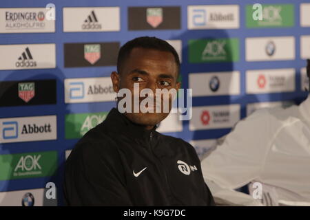 Berlin, Allemagne. 22 sep, 2017. Kenenisa Bekele est représenté à la conférence de presse. Les trois principaux concurrents coureurs au 44e marathon de Berlin bmw, eliud kipchoge du Kenya, d'Ethiopie Kenenisa Bekele et wilson kipsang du Kenya ainsi un coureur allemand philipp pflieger, ont été présentés lors d'une conférence de presse deux jours avant le marathon. crédit : michael debets/pacific press/Alamy live news Banque D'Images