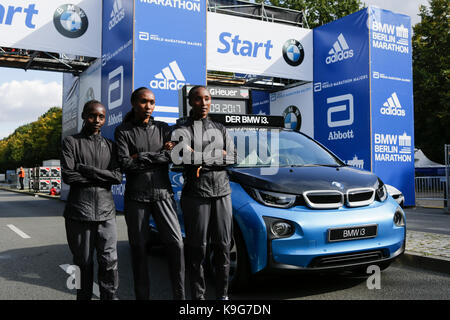 Berlin, Allemagne. 22 sep, 2017. valary aiyabei du Kenya, Gladys cherono du Kenya et d'Ethiopie beriso amane poser pour les caméras sur la ligne de départ. l'avant-coureurs, garçons et filles, pour le 44e marathon de Berlin bmw ainsi que deux records du monde Guinness à l'investiture ont posé pour les caméras sur la ligne de départ du marathon. crédit : michael debets/pacific press/Alamy live news Banque D'Images