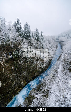 Shirogane Hot spring village de Biei Ville, se dresse cette cascade de 30 mètres de hauteur. L'eau qui s'écoule dans les écarts entre les rochers ressemble à une barbe blanche. Banque D'Images