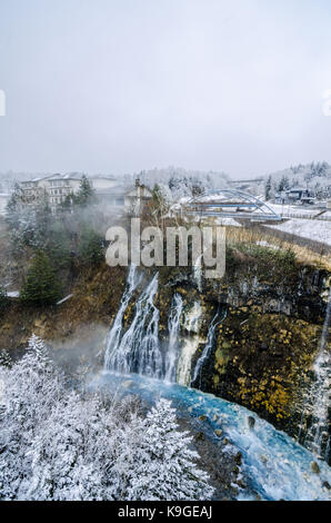 Shirogane Hot spring village de Biei Ville, se dresse cette cascade de 30 mètres de hauteur. L'eau qui s'écoule dans les écarts entre les rochers ressemble à une barbe blanche. Banque D'Images