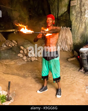 Interprète de feu à la Cueva de San Miguel, la grotte de San Miguel, la vallée de San Vicente, Viñales, Cuba, Caraïbes Banque D'Images