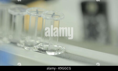 Intérieur d'un équipement pour l'emballage Industrie pharmaceutique comprimés boîtes. d'inspection optique automatique machine, inspecte les ampoules et flacons pour les particules dans un liquide et contenant des défauts. Banque D'Images