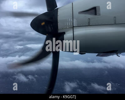 HC-144 pilotes à bord d'un avion de Sentry Ocean Coast Guard Air Station Miami effectuer un vol pendant un ouragan Maria l'évaluation des dommages Banque D'Images