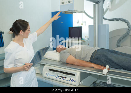 Femme médecin à la recherche au patient en cours ct scan Banque D'Images