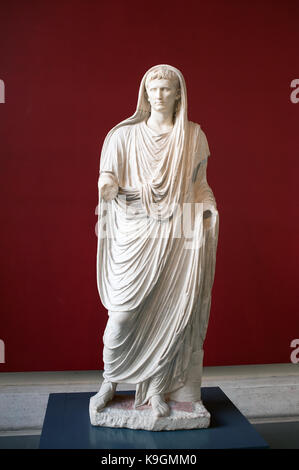 Rome. L'Italie. Statue de l'empereur romain Auguste. Museo Nazionale Romano. Palazzo Massimo. Gaius Julius Caesar Augustus en robe pontificale Banque D'Images